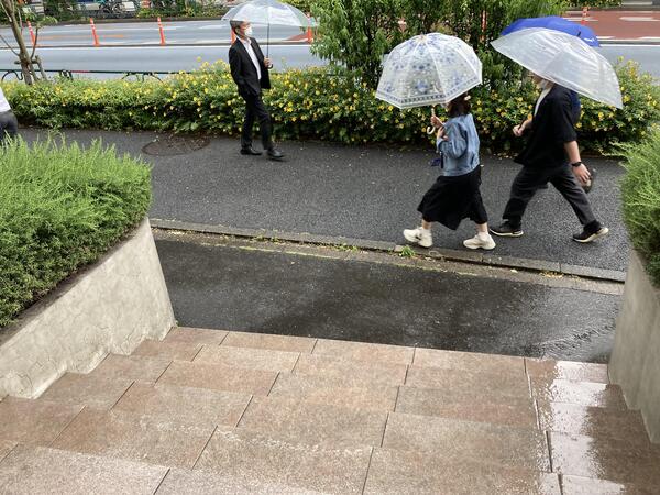 歩道の人と雨.JPEG